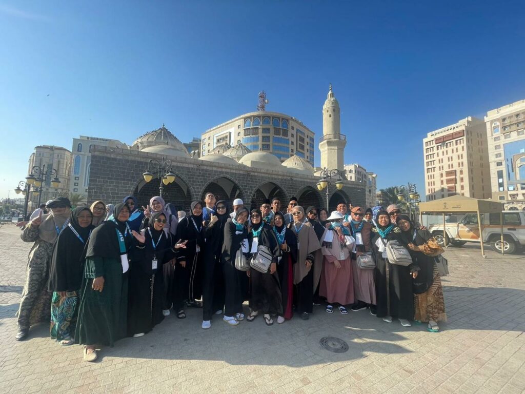 Jama'ah Umroh Rihlah ALatas Wisata Cikokol - Masjid Abu Bakar Siddik R.A (Madinah)